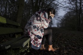 Tânără de 18 ani, violată în faţa prietenei sale, împietrită de groază, forţată să privească întreaga scenă